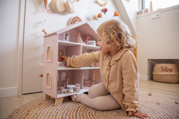 CASA DE MUÑECAS ROSA CON MUEBLES - Imagen 2