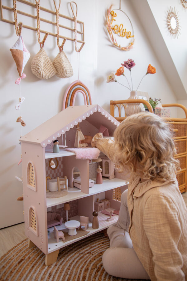 CASA DE MUÑECAS ROSA CON MUEBLES - Imagen 3