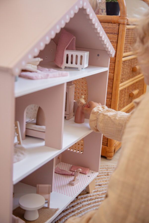 CASA DE MUÑECAS ROSA CON MUEBLES - Imagen 4